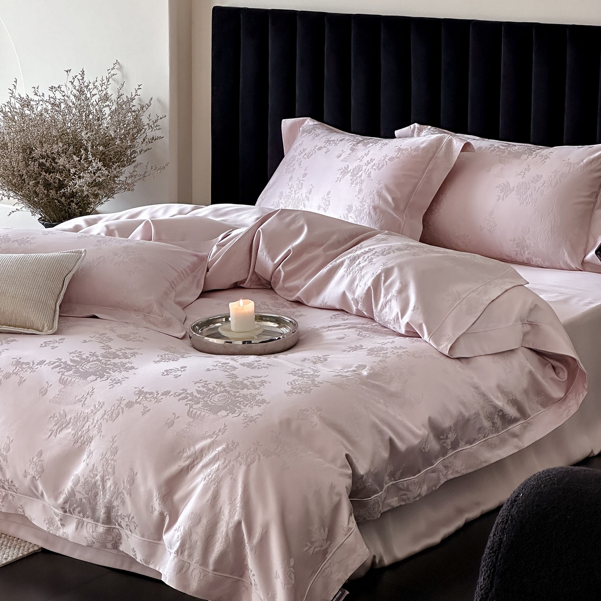 91家纺网 家纺一手货源 找家纺 MIU缪家居 2025新款100支全棉厚织提花简奢系列四件套-暮歌 暮歌 （紫粉）