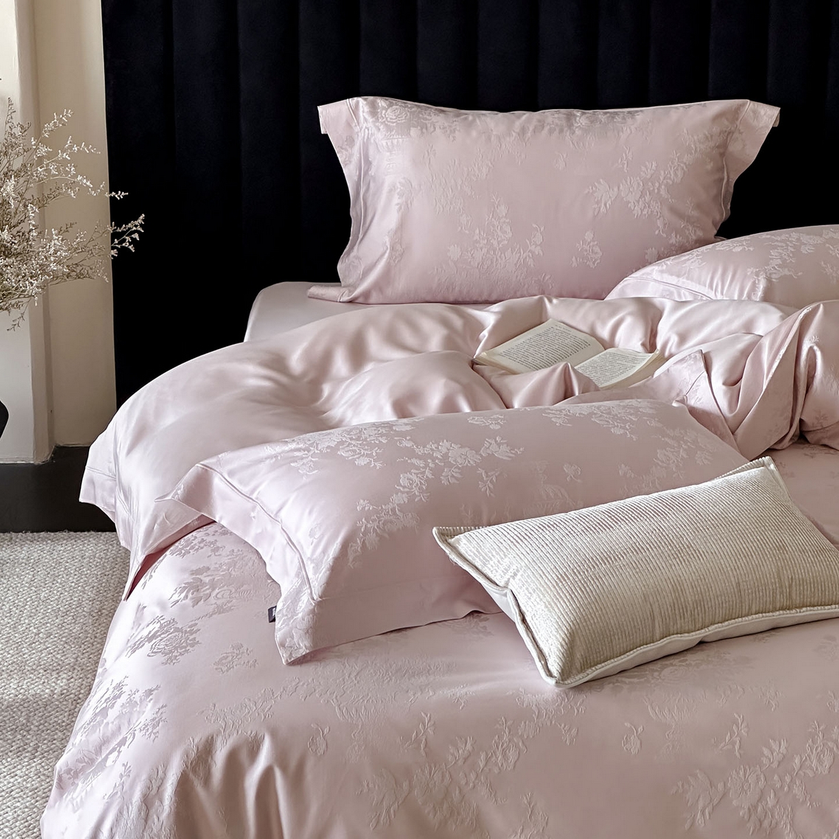 91家纺网 家纺一手货源 找家纺 MIU缪家居 2025新款100支全棉厚织提花简奢系列四件套-暮歌 暮歌 （紫粉）