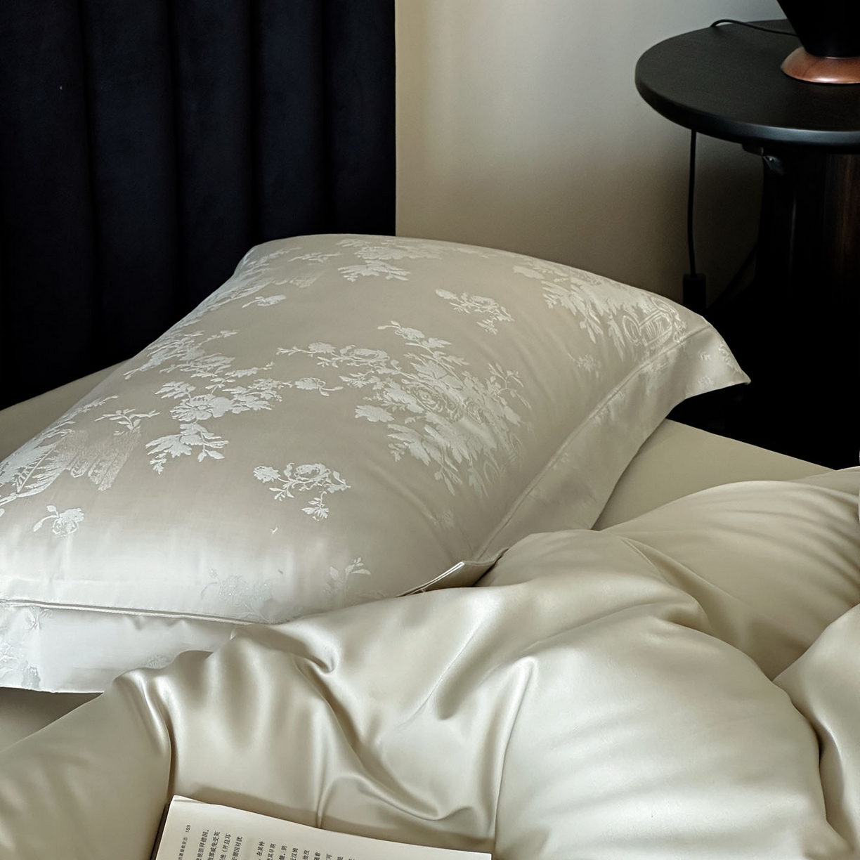 91家纺网 家纺一手货源 找家纺 MIU缪家居 2025新款100支全棉厚织提花简奢系列四件套-暮歌 暮歌（松绿）