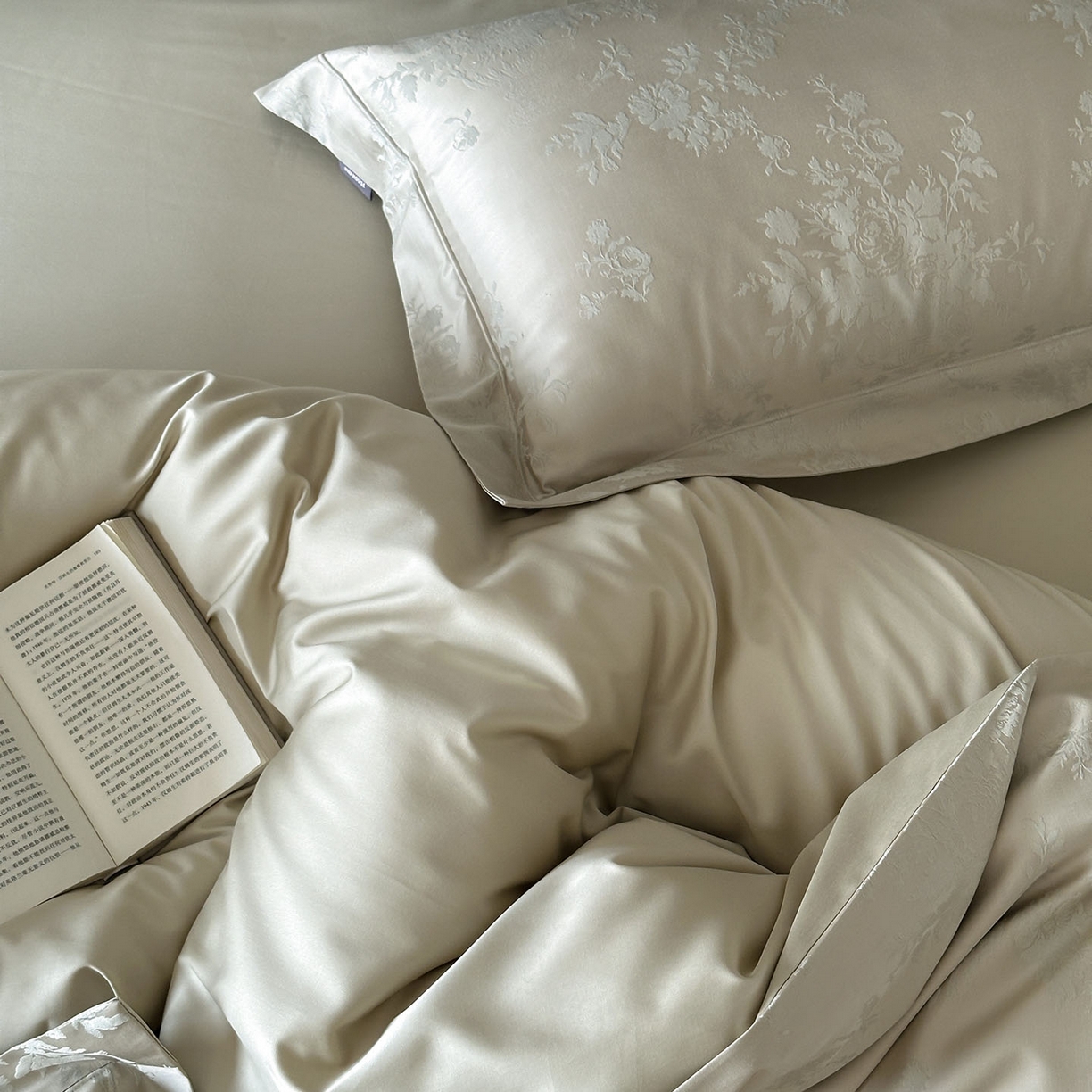 91家纺网 家纺一手货源 找家纺 MIU缪家居 2025新款100支全棉厚织提花简奢系列四件套-暮歌 暮歌（松绿）