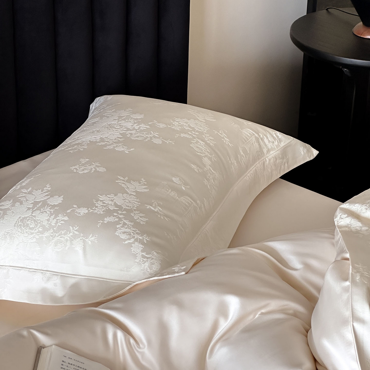 91家纺网 家纺一手货源 找家纺 MIU缪家居 2025新款100支全棉厚织提花简奢系列四件套-暮歌 暮歌 （米白）