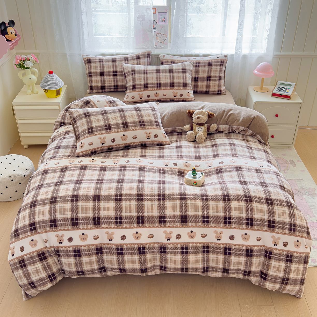 91家纺网 家纺一手货源 找家纺 灿哈家纺 2025新款200g加厚款小清新牛奶绒印花四件套 华夫熊