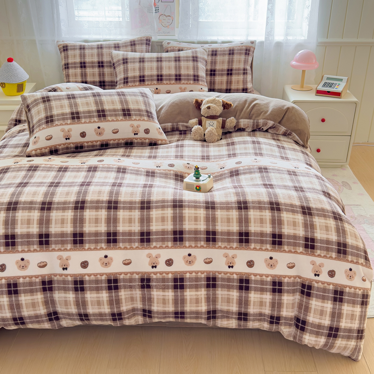 91家纺网 家纺一手货源 找家纺 灿哈家纺 2025新款200g加厚款小清新牛奶绒印花四件套 华夫熊