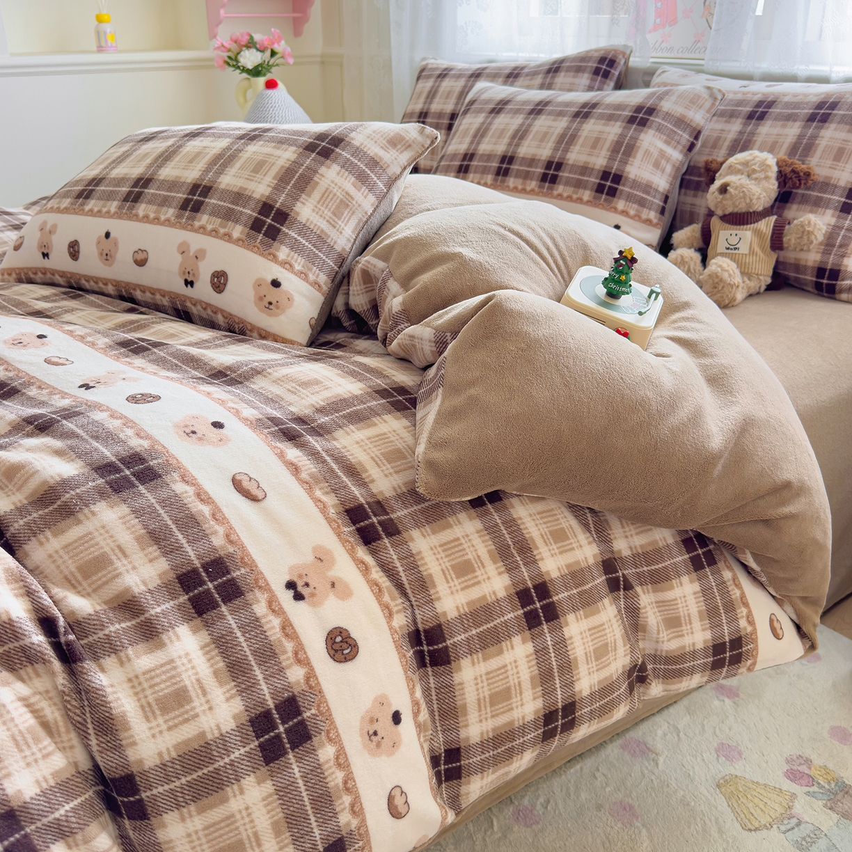 91家纺网 家纺一手货源 找家纺 灿哈家纺 2025新款200g加厚款小清新牛奶绒印花四件套 华夫熊