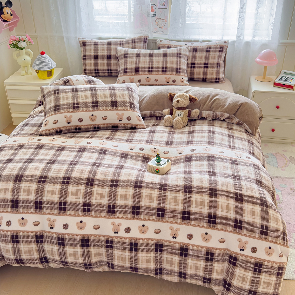 91家纺网 家纺一手货源 找家纺 灿哈家纺 2025新款200g加厚款小清新牛奶绒印花四件套 华夫熊