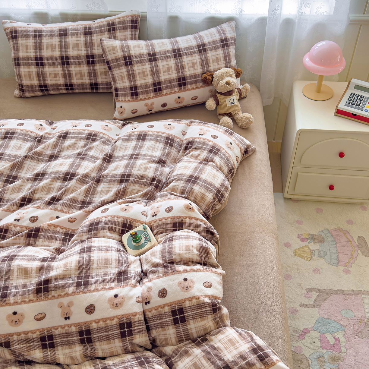 91家纺网 家纺一手货源 找家纺 灿哈家纺 2025新款200g加厚款小清新牛奶绒印花四件套 华夫熊