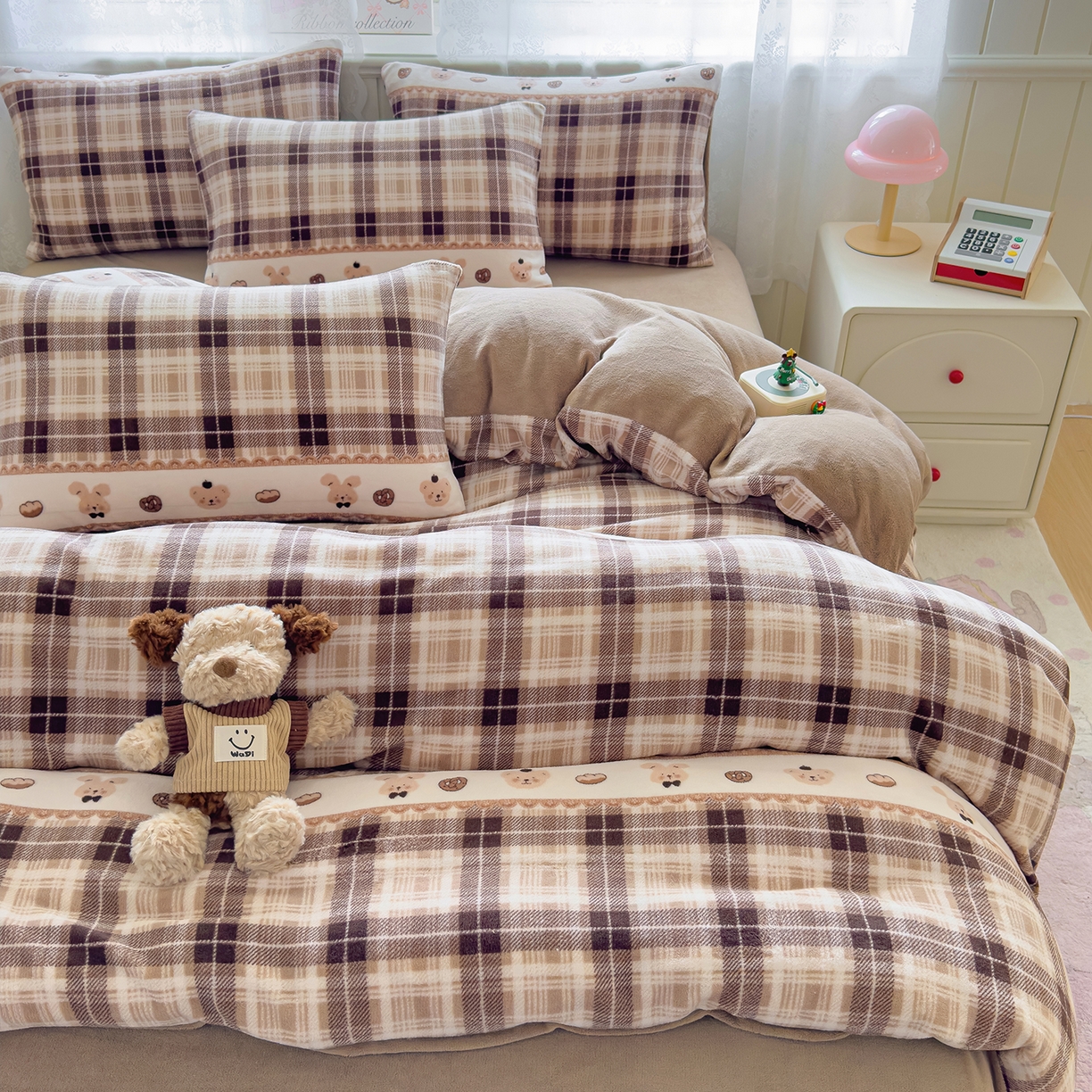 91家纺网 家纺一手货源 找家纺 灿哈家纺 2025新款200g加厚款小清新牛奶绒印花四件套 华夫熊