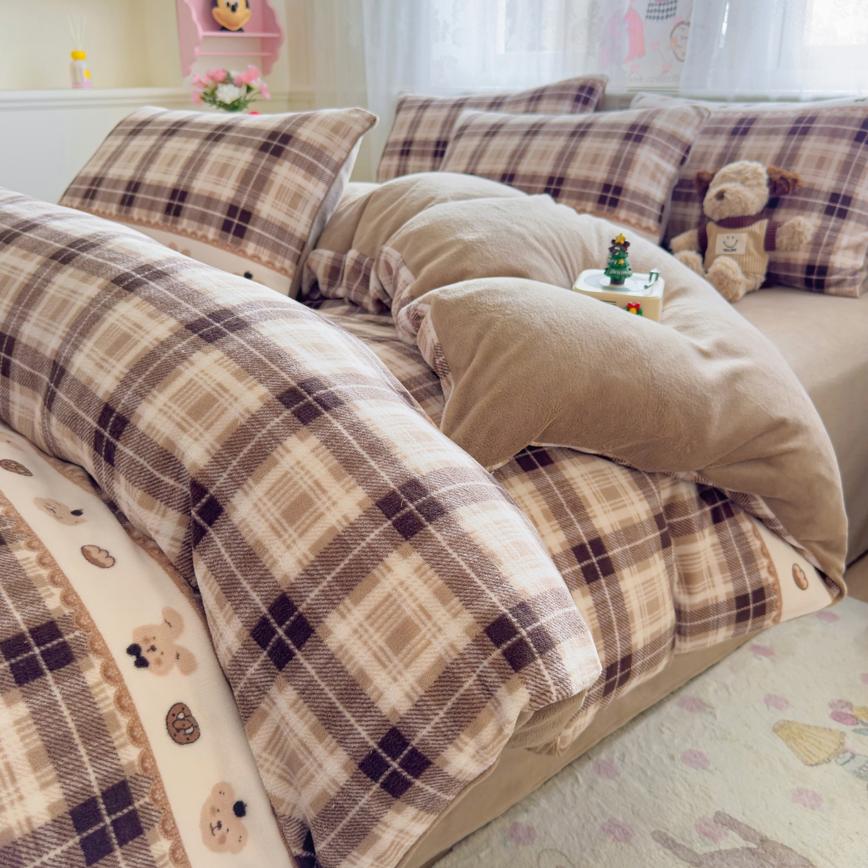 91家纺网 家纺一手货源 找家纺 灿哈家纺 2025新款200g加厚款小清新牛奶绒印花四件套 华夫熊