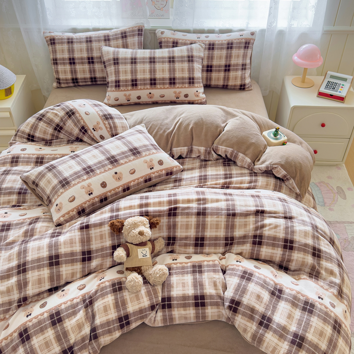 91家纺网 家纺一手货源 找家纺 灿哈家纺 2025新款200g加厚款小清新牛奶绒印花四件套 华夫熊