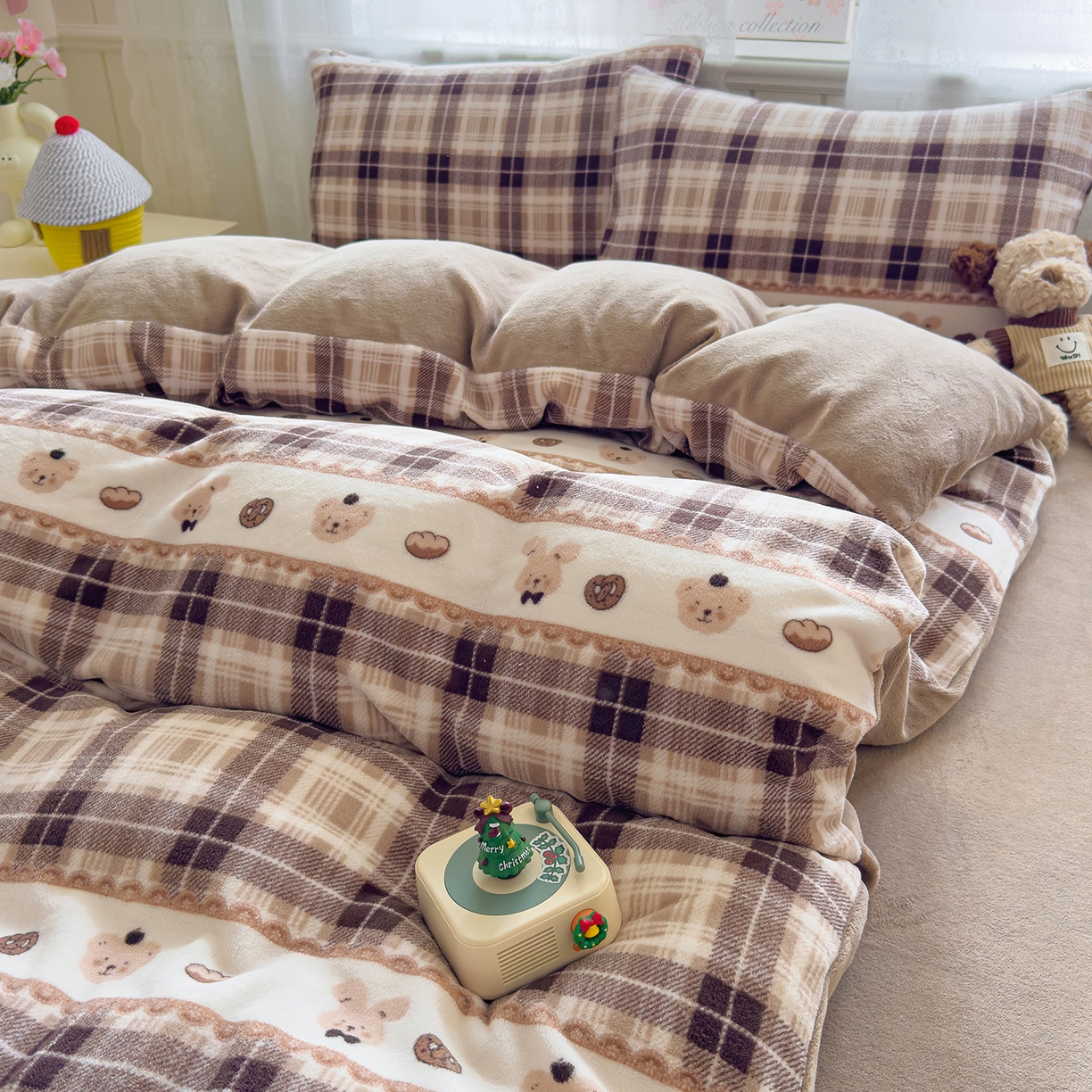 91家纺网 家纺一手货源 找家纺 灿哈家纺 2025新款200g加厚款小清新牛奶绒印花四件套 华夫熊