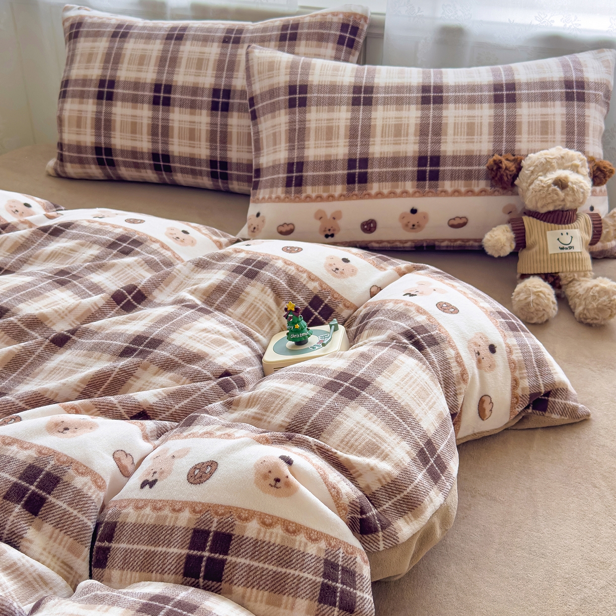 91家纺网 家纺一手货源 找家纺 灿哈家纺 2025新款200g加厚款小清新牛奶绒印花四件套 华夫熊