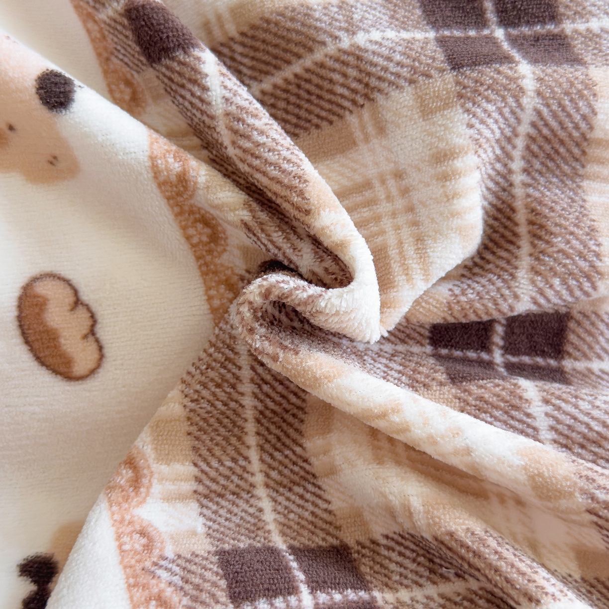 91家纺网 家纺一手货源 找家纺 灿哈家纺 2025新款200g加厚款小清新牛奶绒印花四件套 华夫熊