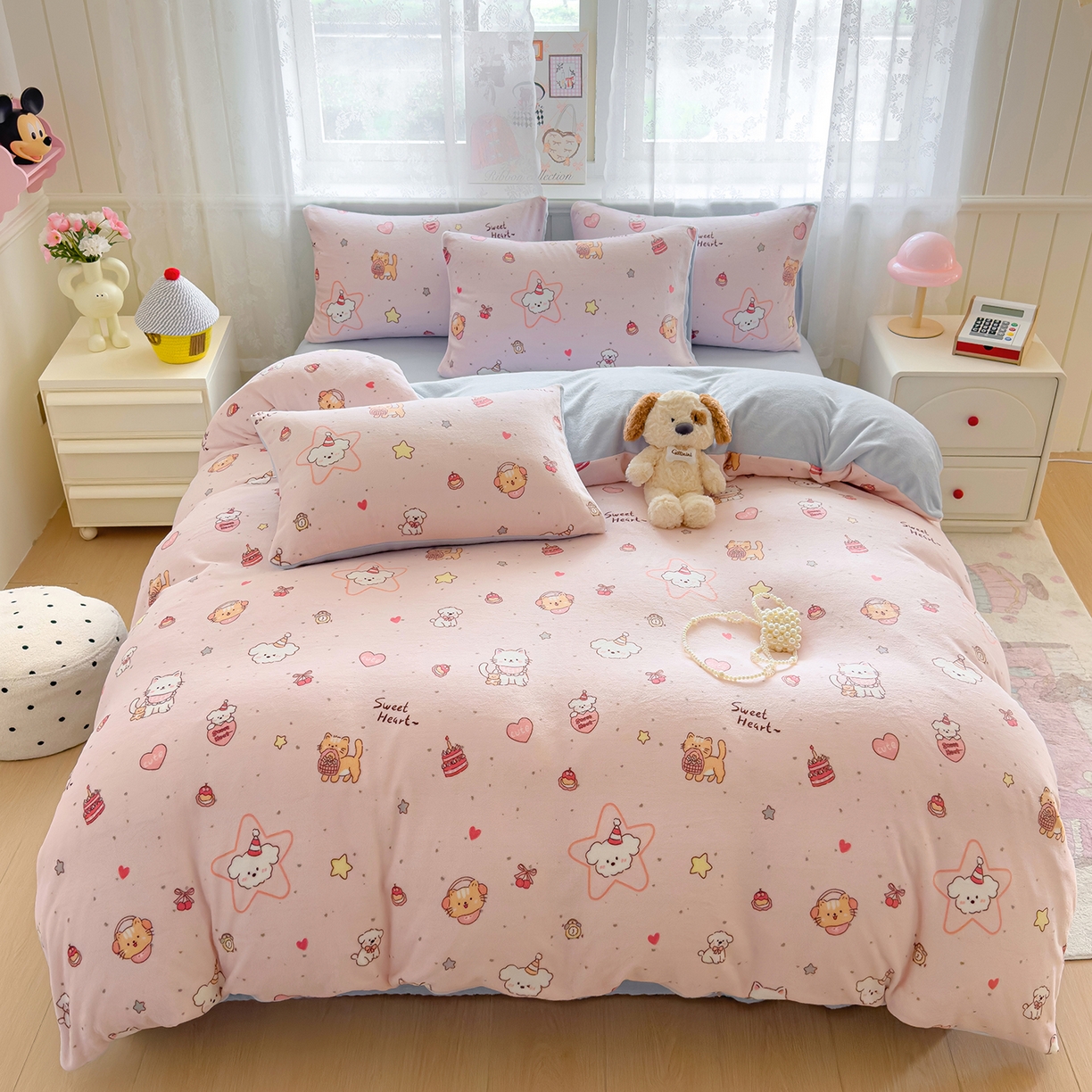 91家纺网 家纺一手货源 找家纺 灿哈家纺 2025新款200g加厚款小清新牛奶绒印花四件套 花园小狗