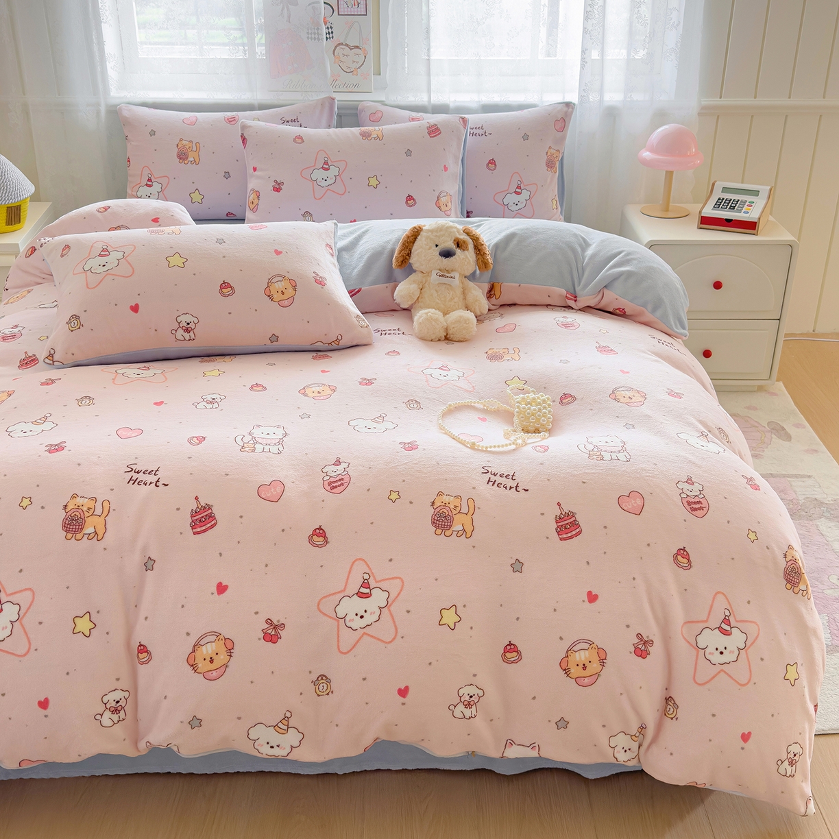 91家纺网 家纺一手货源 找家纺 灿哈家纺 2025新款200g加厚款小清新牛奶绒印花四件套 花园小狗