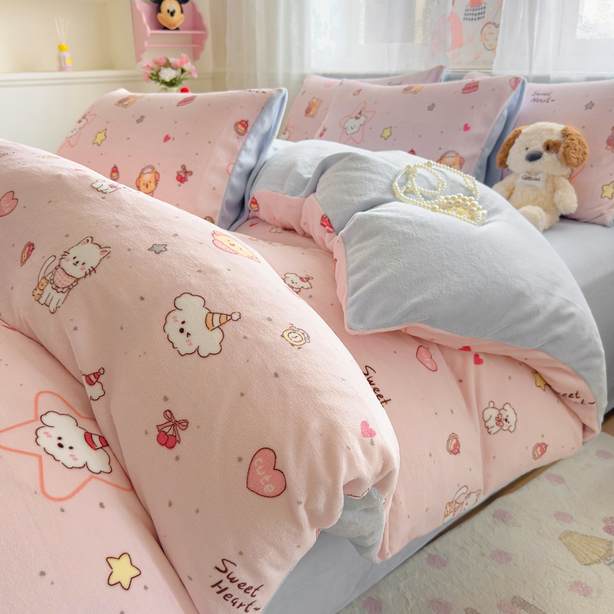 91家纺网 家纺一手货源 找家纺 灿哈家纺 2025新款200g加厚款小清新牛奶绒印花四件套 花园小狗