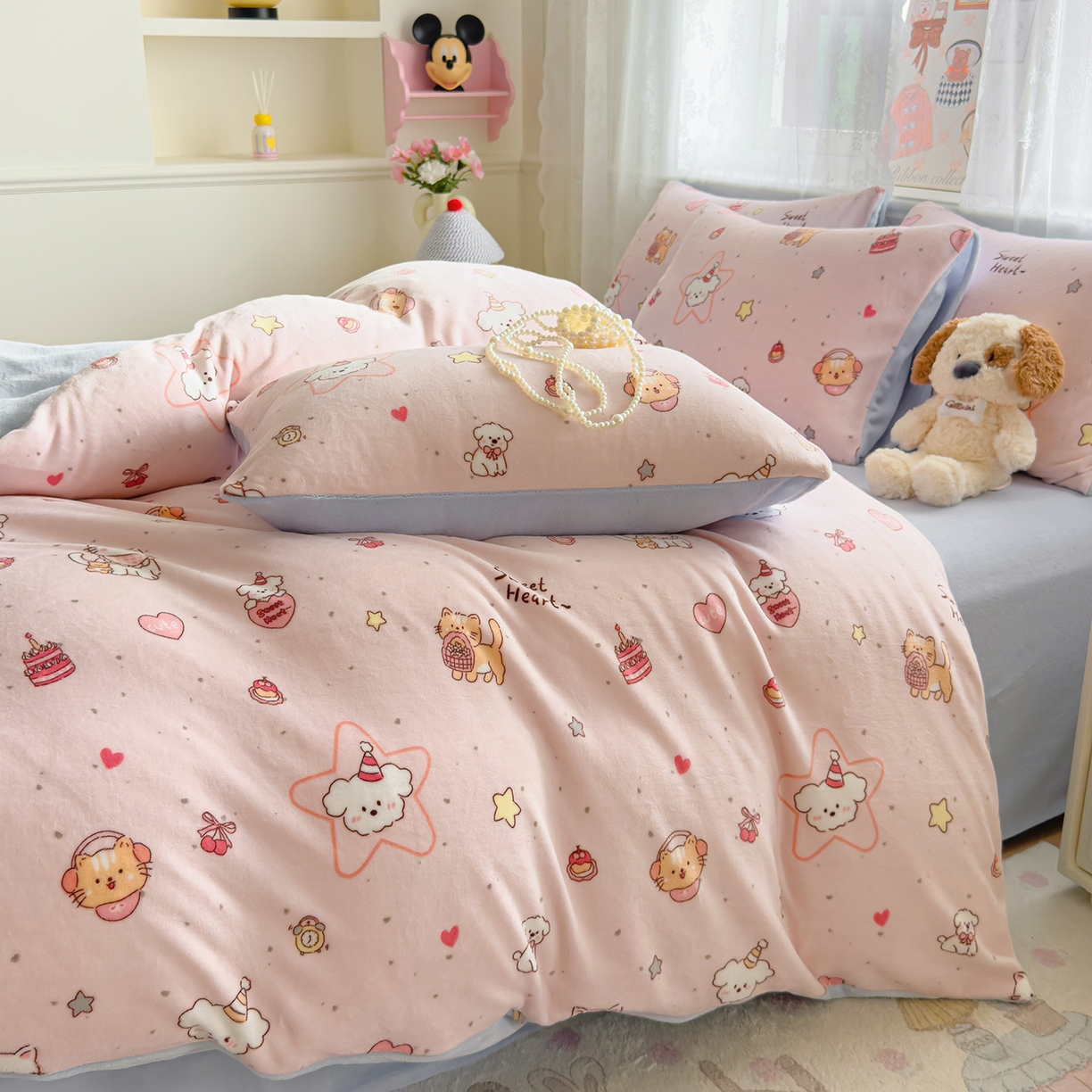 91家纺网 家纺一手货源 找家纺 灿哈家纺 2025新款200g加厚款小清新牛奶绒印花四件套 花园小狗