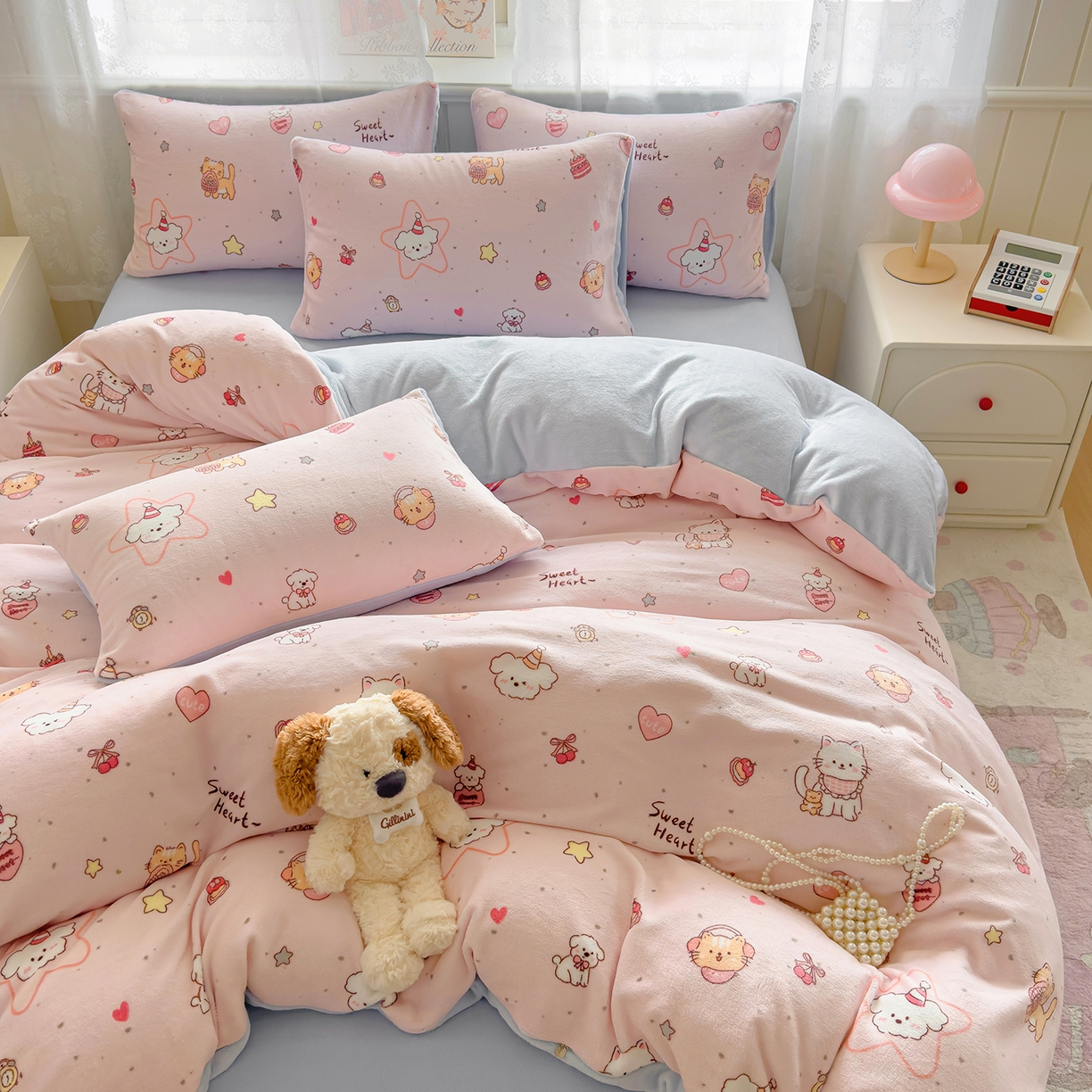 91家纺网 家纺一手货源 找家纺 灿哈家纺 2025新款200g加厚款小清新牛奶绒印花四件套 花园小狗