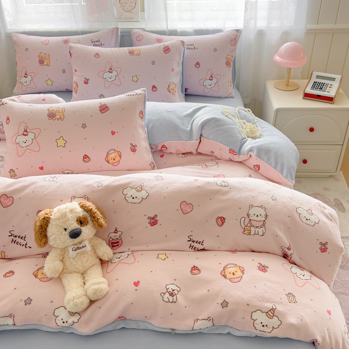 91家纺网 家纺一手货源 找家纺 灿哈家纺 2025新款200g加厚款小清新牛奶绒印花四件套 花园小狗