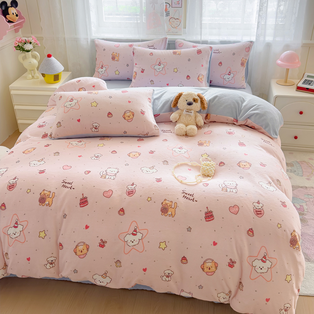 91家纺网 家纺一手货源 找家纺 灿哈家纺 2025新款200g加厚款小清新牛奶绒印花四件套 花园小狗