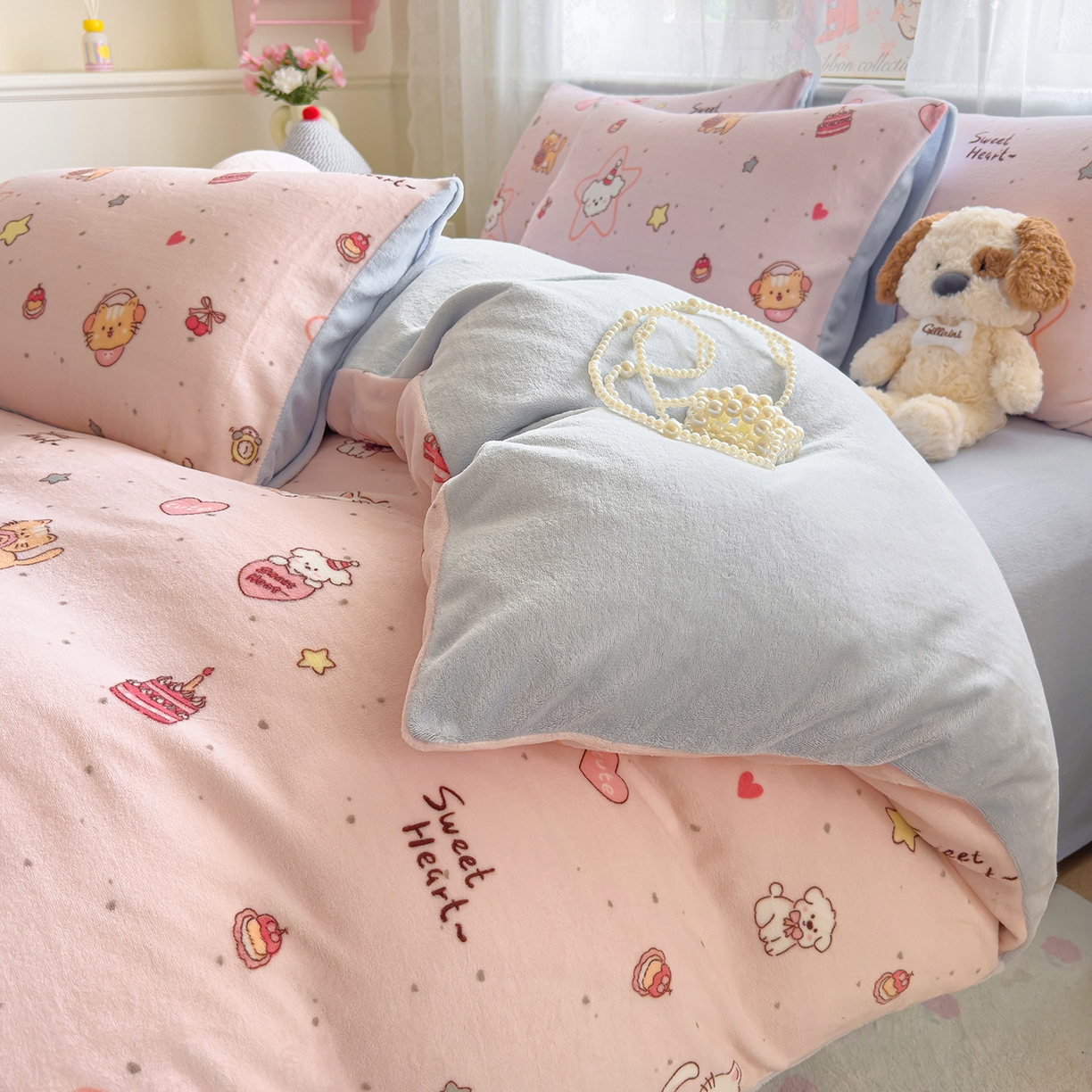 91家纺网 家纺一手货源 找家纺 灿哈家纺 2025新款200g加厚款小清新牛奶绒印花四件套 花园小狗