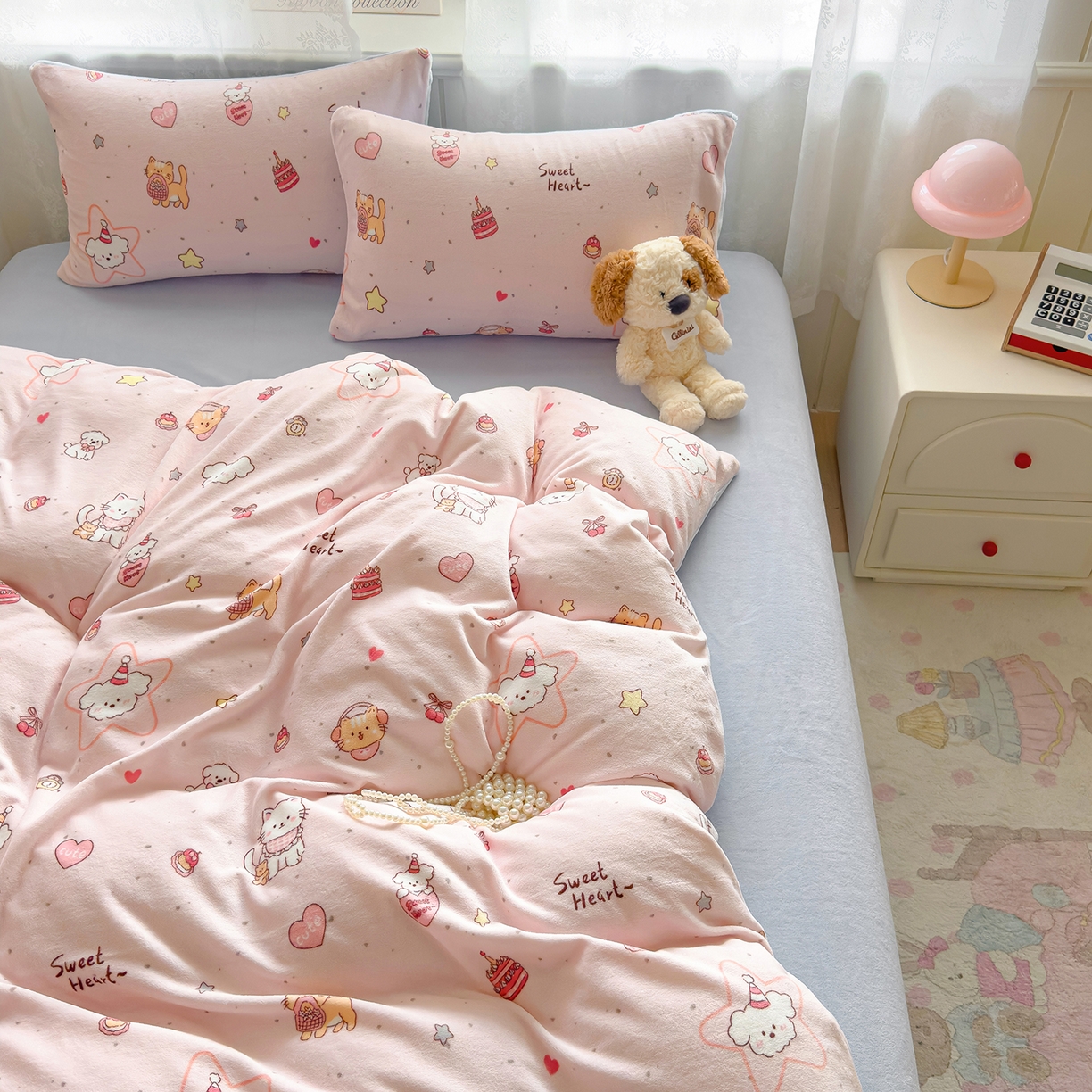 91家纺网 家纺一手货源 找家纺 灿哈家纺 2025新款200g加厚款小清新牛奶绒印花四件套 花园小狗