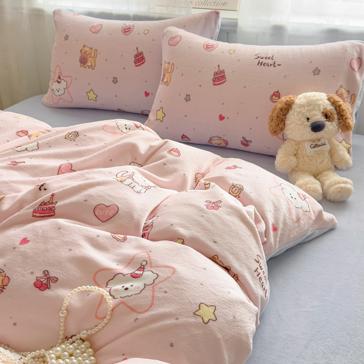 91家纺网 家纺一手货源 找家纺 灿哈家纺 2025新款200g加厚款小清新牛奶绒印花四件套 花园小狗