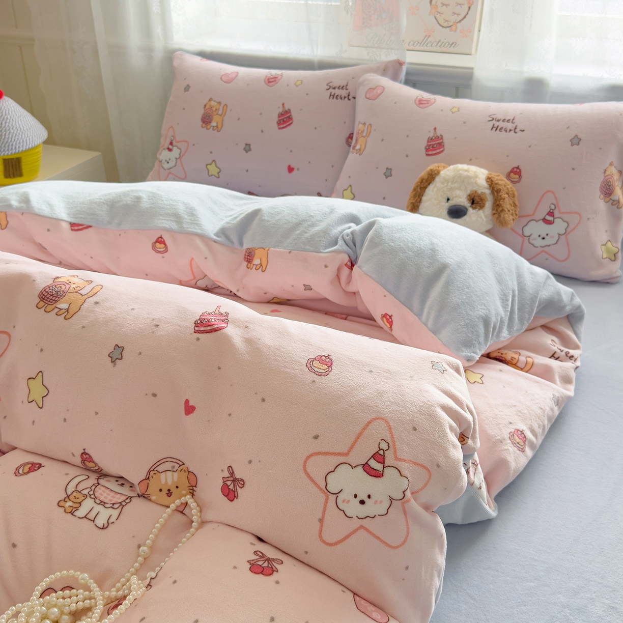 91家纺网 家纺一手货源 找家纺 灿哈家纺 2025新款200g加厚款小清新牛奶绒印花四件套 花园小狗