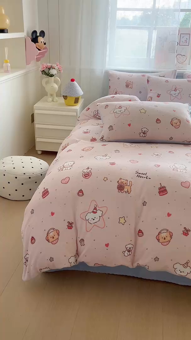 91家纺网 家纺一手货源 找家纺 灿哈家纺 2025新款200g加厚款小清新牛奶绒印花四件套 花园小狗