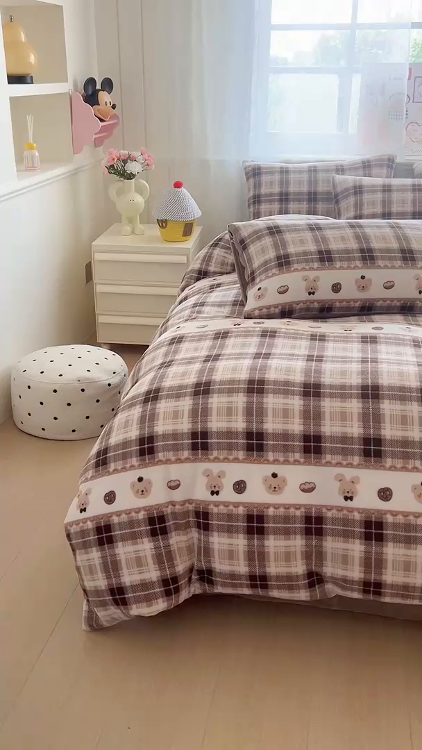 91家纺网 家纺一手货源 找家纺 灿哈家纺 2025新款200g加厚款小清新牛奶绒印花四件套 华夫熊