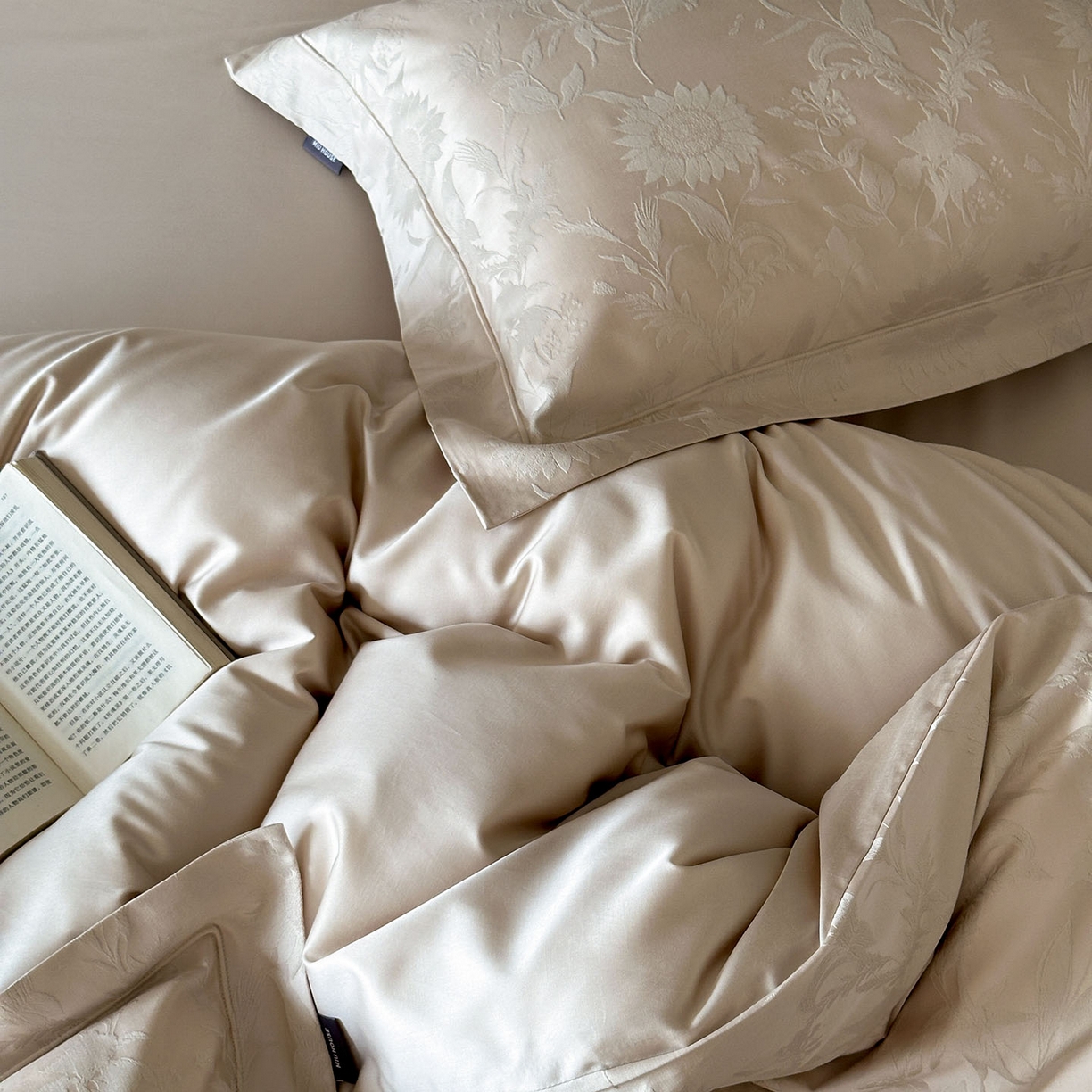 91家纺网 家纺一手货源 找家纺 （总）MIU缪家居 2025新款100支全棉厚织提花简奢系列四件套-向日葵