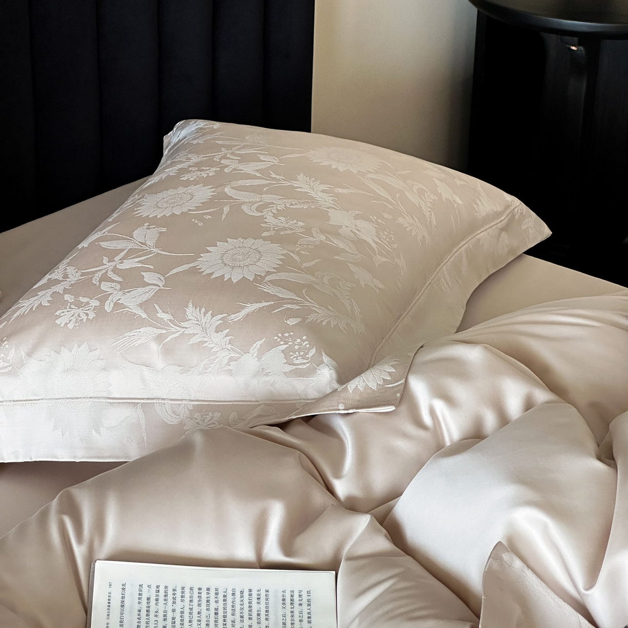 91家纺网 家纺一手货源 找家纺 （总）MIU缪家居 2025新款100支全棉厚织提花简奢系列四件套-向日葵