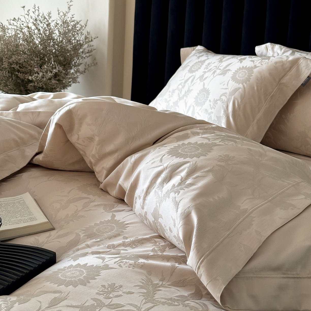 91家纺网 家纺一手货源 找家纺 （总）MIU缪家居 2025新款100支全棉厚织提花简奢系列四件套-向日葵