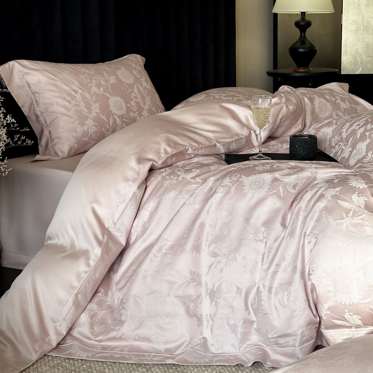 91家纺网 家纺一手货源 找家纺 MIU缪家居 2025新款100支全棉厚织提花简奢系列四件套-向日葵 向日葵（紫粉）