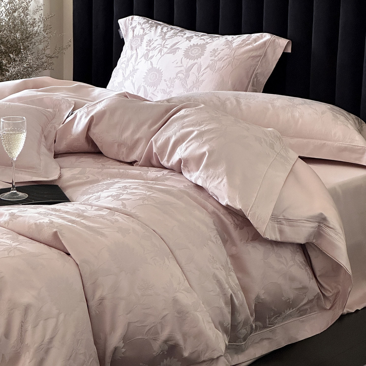 91家纺网 家纺一手货源 找家纺 MIU缪家居 2025新款100支全棉厚织提花简奢系列四件套-向日葵 向日葵（紫粉）