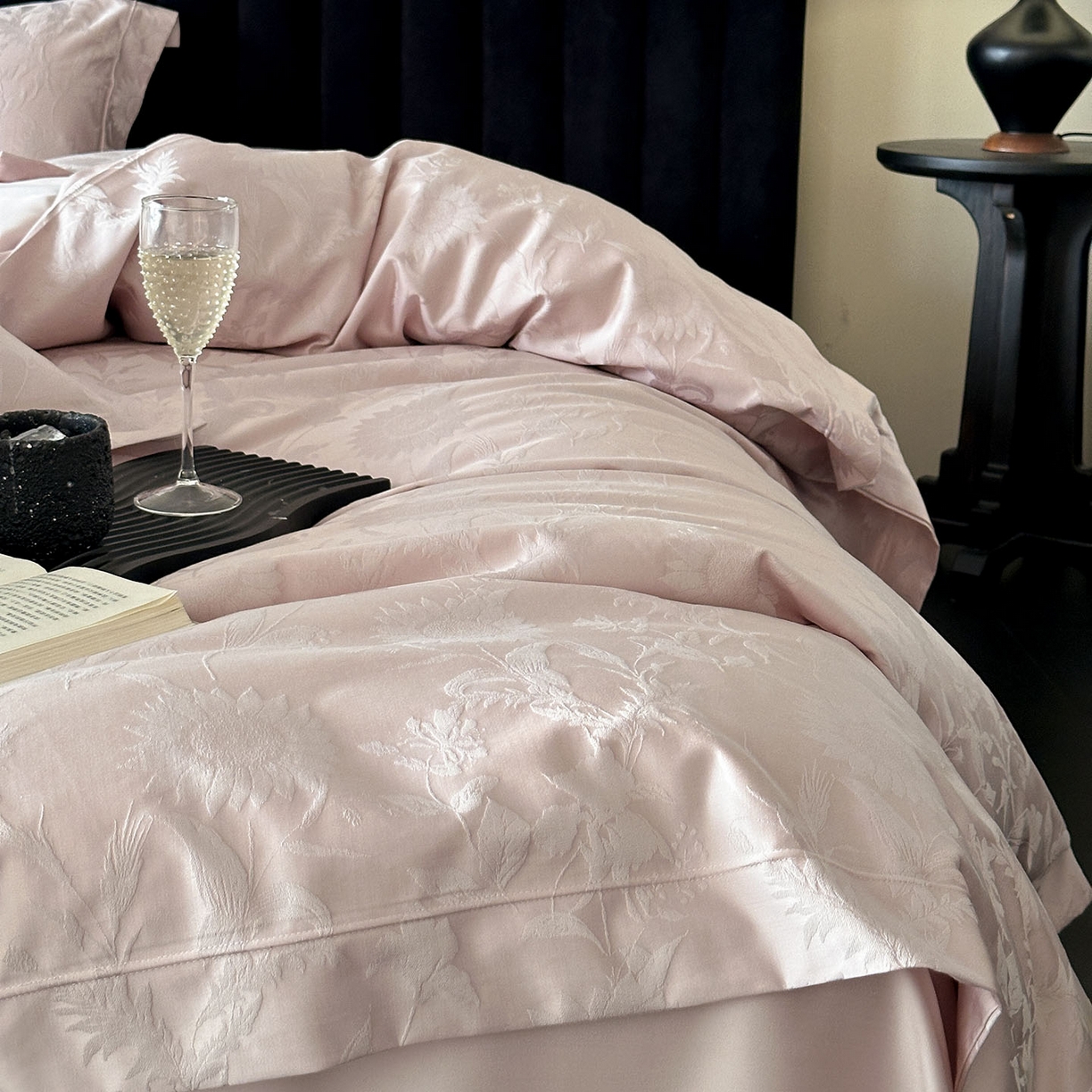 91家纺网 家纺一手货源 找家纺 MIU缪家居 2025新款100支全棉厚织提花简奢系列四件套-向日葵 向日葵（紫粉）