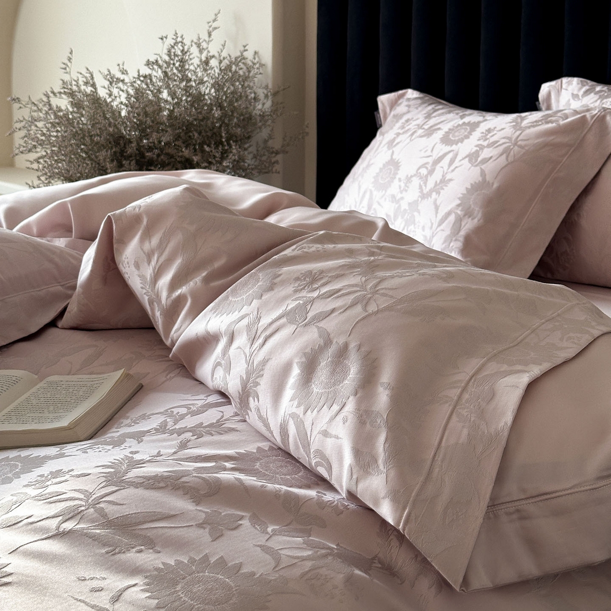 91家纺网 家纺一手货源 找家纺 MIU缪家居 2025新款100支全棉厚织提花简奢系列四件套-向日葵 向日葵（紫粉）