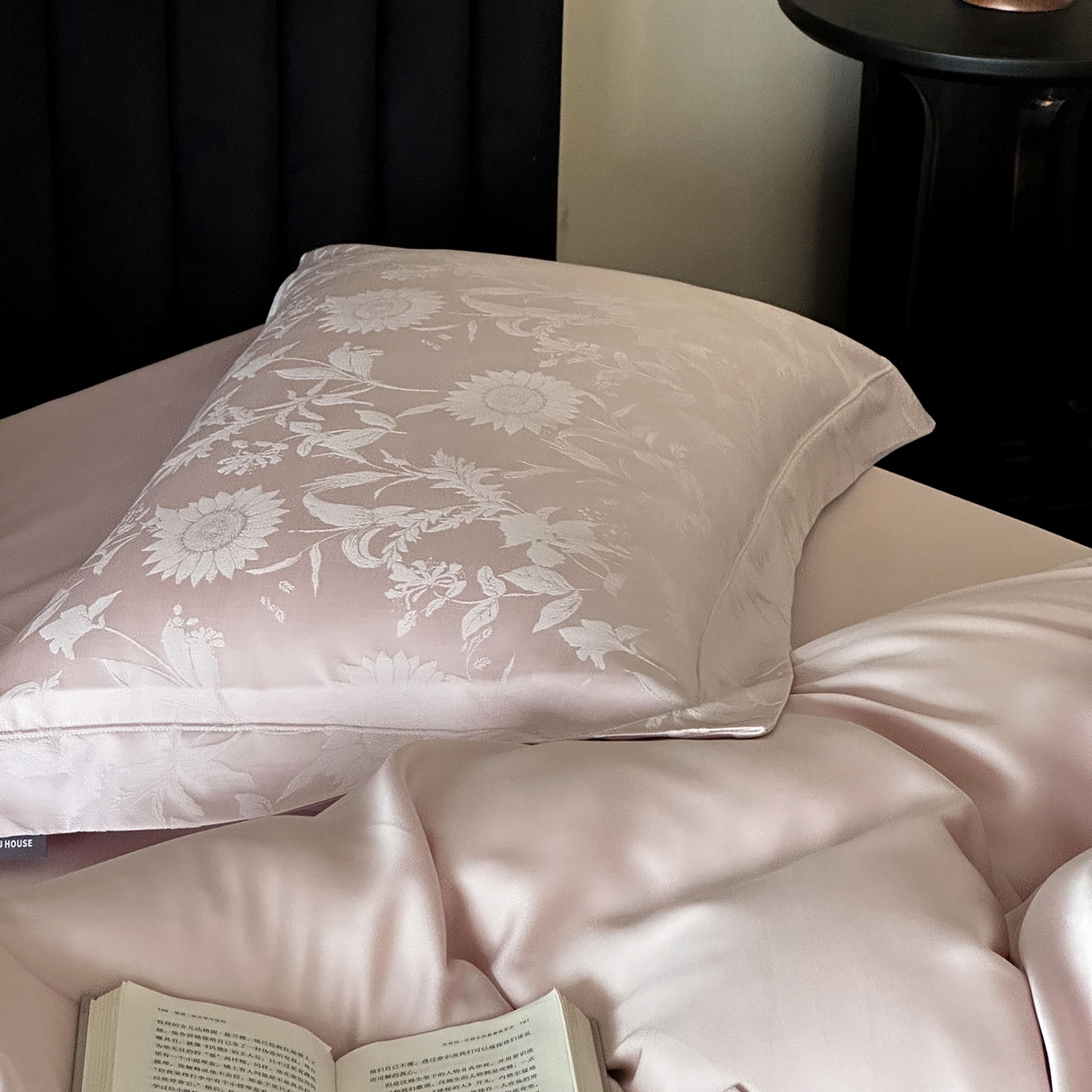 91家纺网 家纺一手货源 找家纺 MIU缪家居 2025新款100支全棉厚织提花简奢系列四件套-向日葵 向日葵（紫粉）