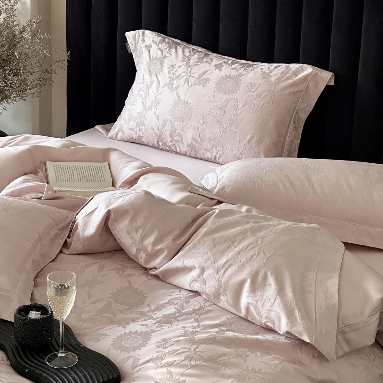 91家纺网 家纺一手货源 找家纺 MIU缪家居 2025新款100支全棉厚织提花简奢系列四件套-向日葵 向日葵（紫粉）