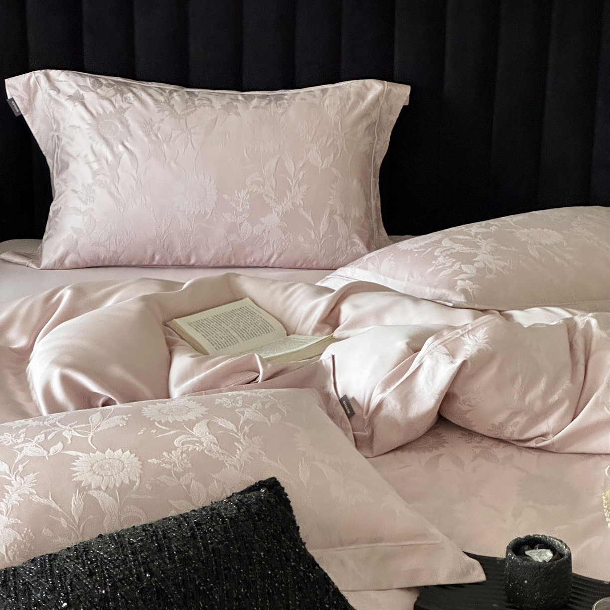 91家纺网 家纺一手货源 找家纺 MIU缪家居 2025新款100支全棉厚织提花简奢系列四件套-向日葵 向日葵（紫粉）