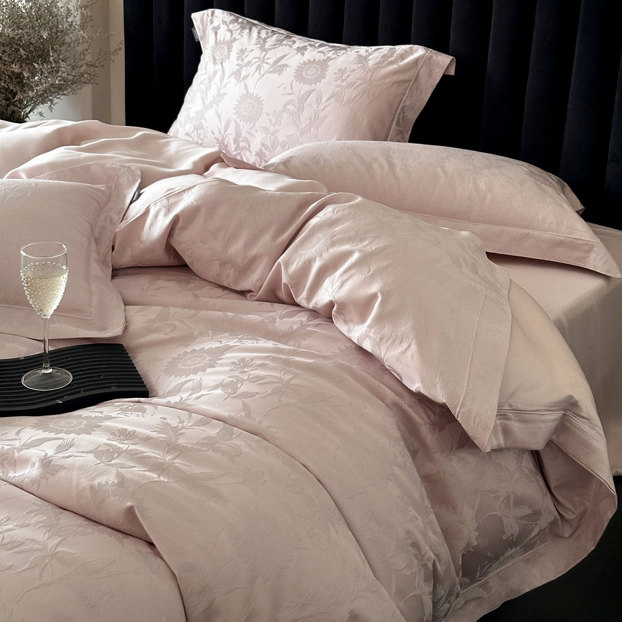 91家纺网 家纺一手货源 找家纺 MIU缪家居 2025新款100支全棉厚织提花简奢系列四件套-向日葵 向日葵（紫粉）