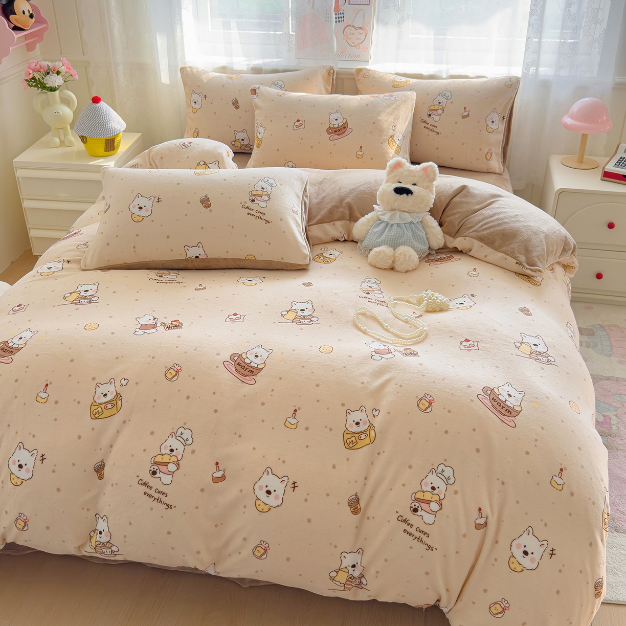 91家纺网 家纺一手货源 找家纺 灿哈家纺 2025新款200g加厚款小清新牛奶绒印花四件套 咖啡熊