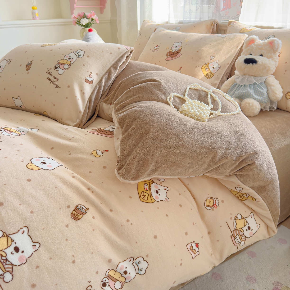 91家纺网 家纺一手货源 找家纺 灿哈家纺 2025新款200g加厚款小清新牛奶绒印花四件套 咖啡熊