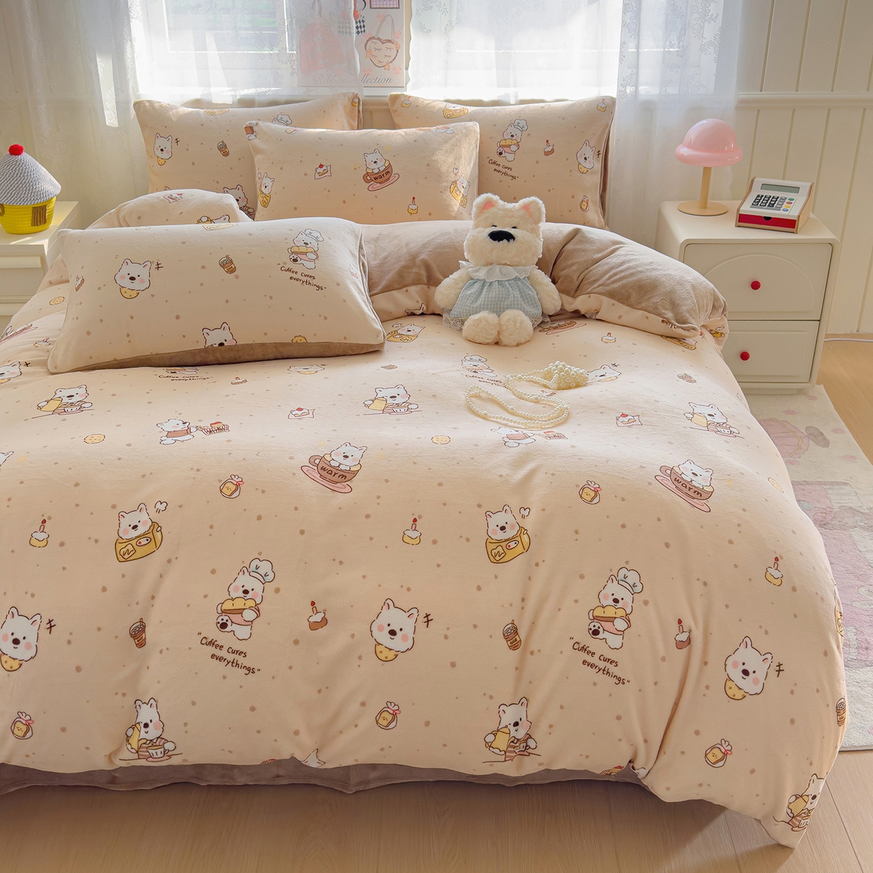 91家纺网 家纺一手货源 找家纺 灿哈家纺 2025新款200g加厚款小清新牛奶绒印花四件套 咖啡熊