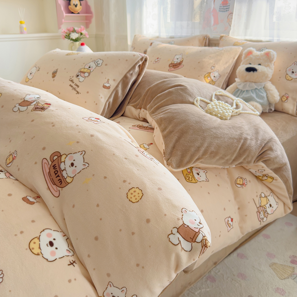 91家纺网 家纺一手货源 找家纺 灿哈家纺 2025新款200g加厚款小清新牛奶绒印花四件套 咖啡熊