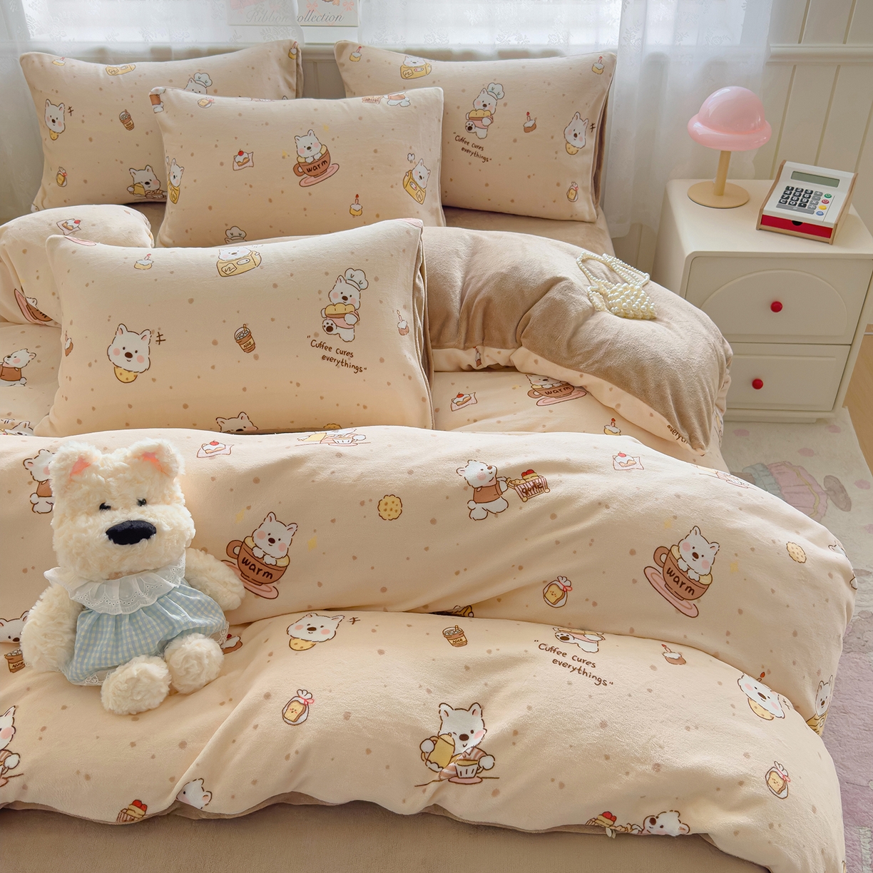 91家纺网 家纺一手货源 找家纺 灿哈家纺 2025新款200g加厚款小清新牛奶绒印花四件套 咖啡熊