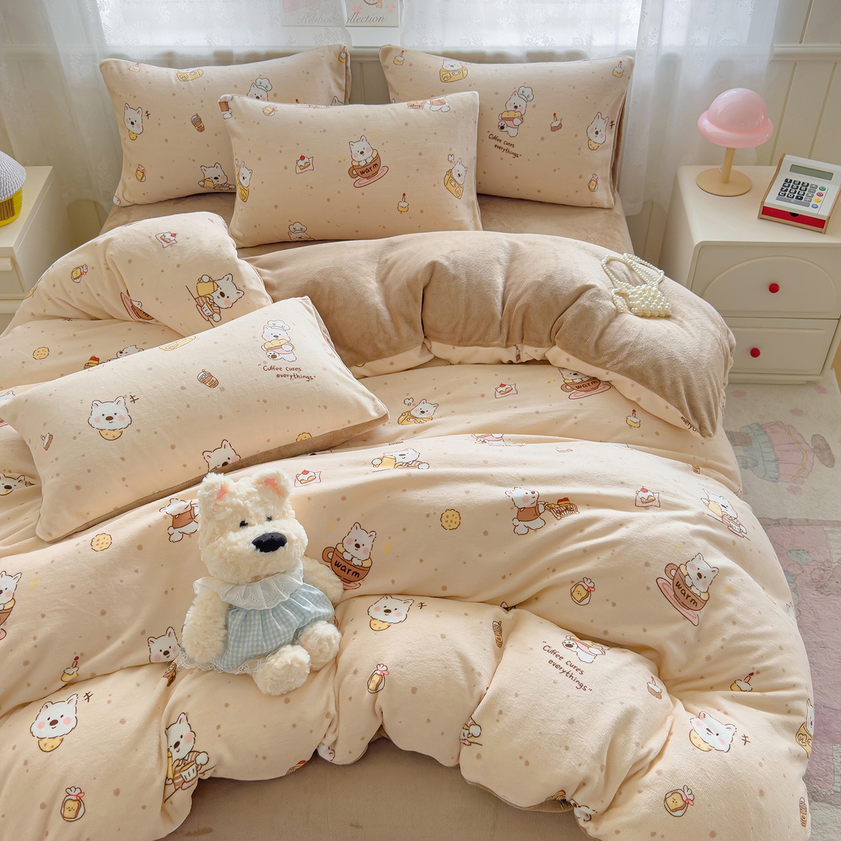 91家纺网 家纺一手货源 找家纺 灿哈家纺 2025新款200g加厚款小清新牛奶绒印花四件套 咖啡熊