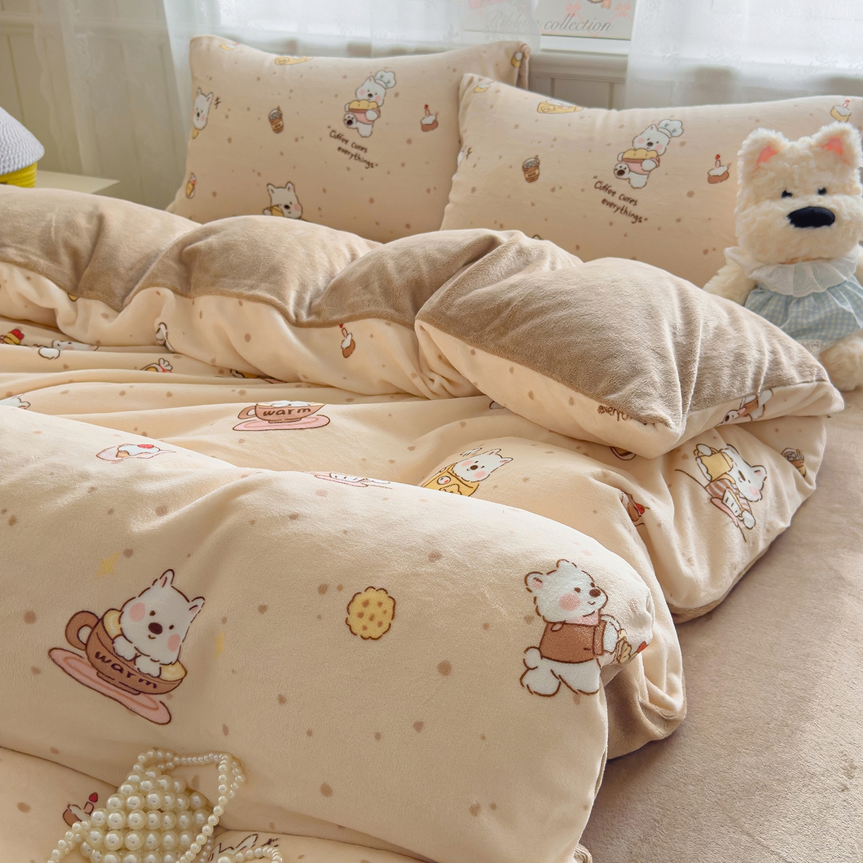 91家纺网 家纺一手货源 找家纺 灿哈家纺 2025新款200g加厚款小清新牛奶绒印花四件套 咖啡熊