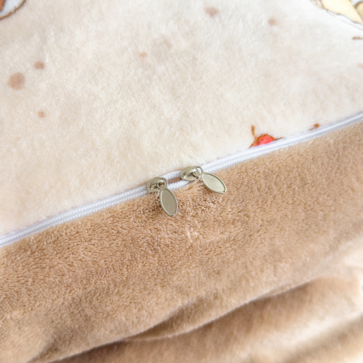 91家纺网 家纺一手货源 找家纺 灿哈家纺 2025新款200g加厚款小清新牛奶绒印花四件套 咖啡熊