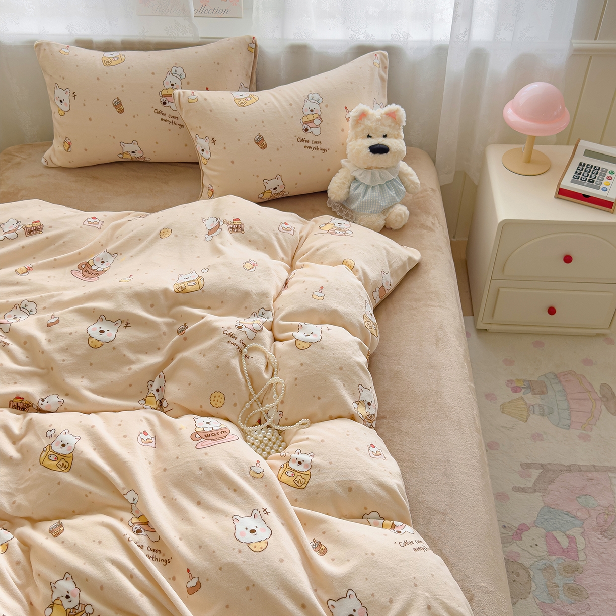 91家纺网 家纺一手货源 找家纺 灿哈家纺 2025新款200g加厚款小清新牛奶绒印花四件套 咖啡熊