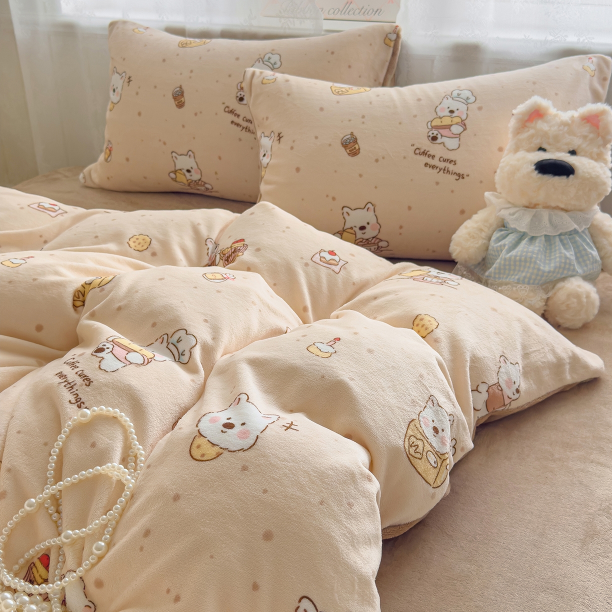 91家纺网 家纺一手货源 找家纺 灿哈家纺 2025新款200g加厚款小清新牛奶绒印花四件套 咖啡熊